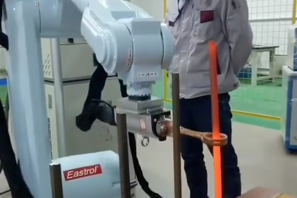 手持式香蕉视频污版加熱設備 配合機械手臂實現自動化加熱