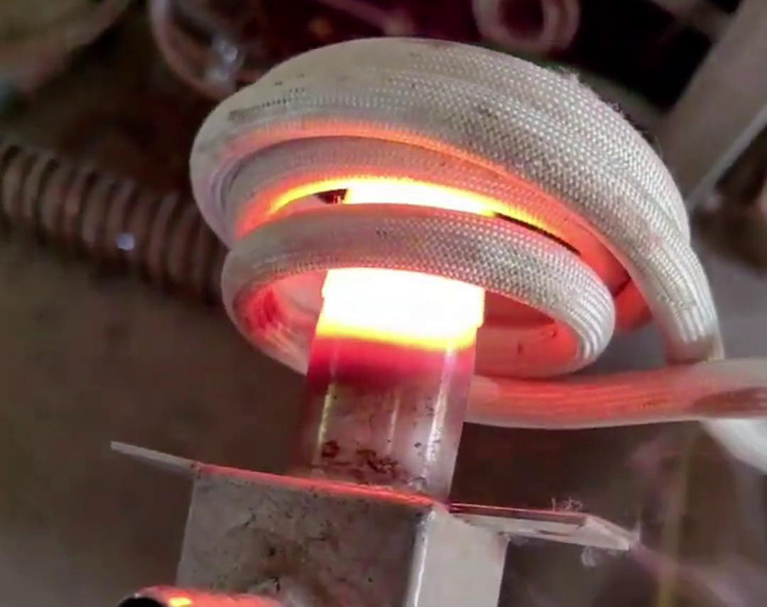 手持式高頻機加熱不鏽鋼管是一種高效、精確的加熱方法
