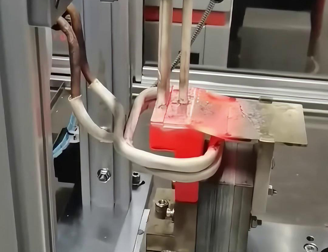 框架斷路器母排銅排高頻焊接過程。采用高頻自動焊接
