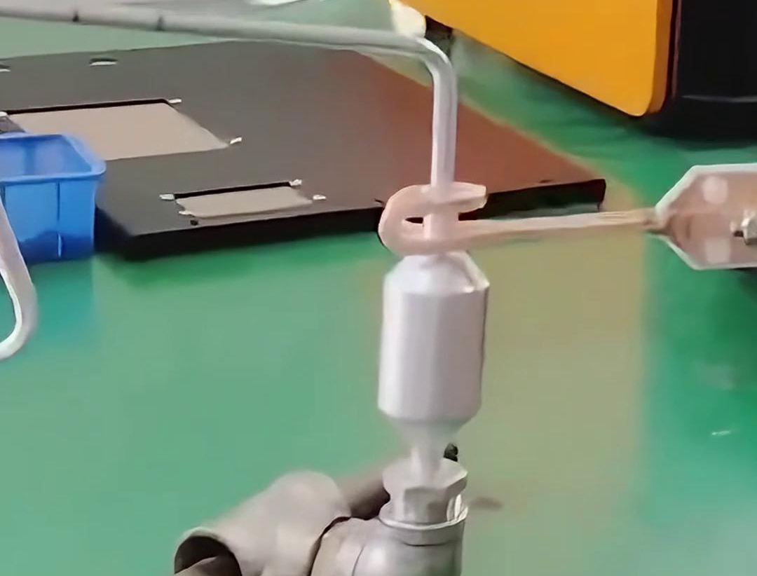 鋁管鋁儲液器正在進行釺焊，用的是手持式高頻香蕉视频污版焊機