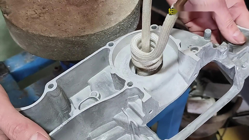 鋁殼使用高頻加熱機加熱內孔，然後軸承熱裝配