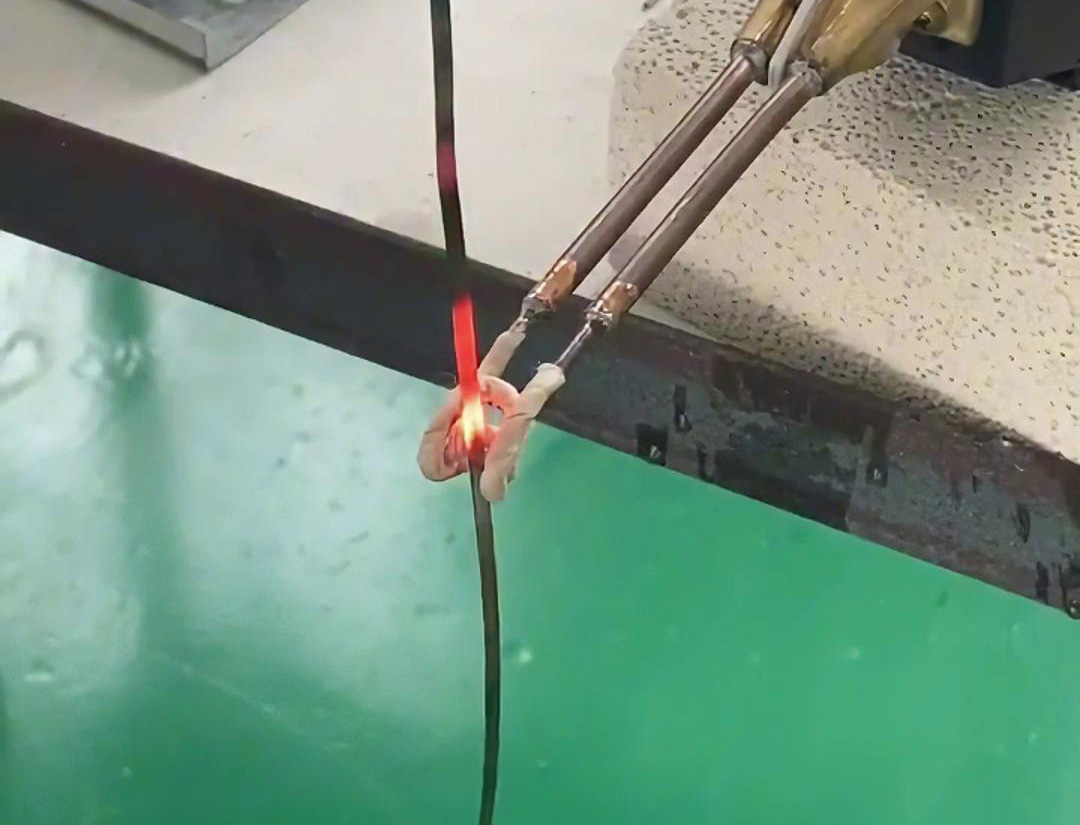 220V電壓的超高頻香蕉视频污版加熱機對不鏽鋼線片加熱退火