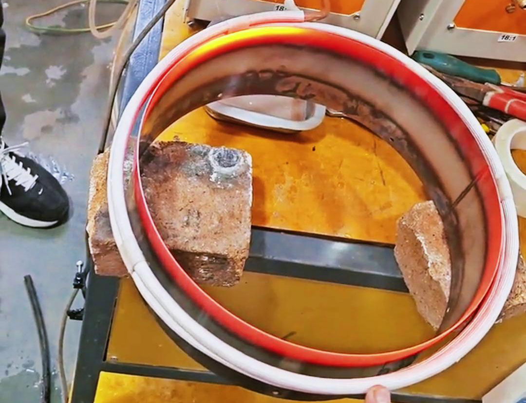 處理 Φ200mm 大型不鏽鋼管退火，大香蕉性爱视频中頻香蕉视频污版加熱設備成了大香蕉性爱视频車間的好幫手(圖3)