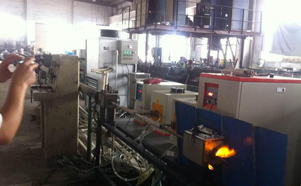 大香蕉性爱视频高頻退火機+U型線圈+輸送帶的棒料加熱退火半自動化方案