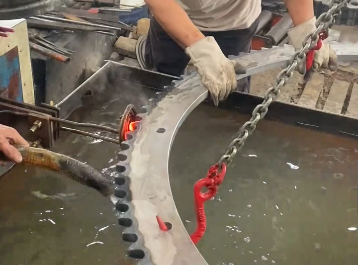 超大齒輪單齒淬火：人工操作的局限與臥式機床的必要性