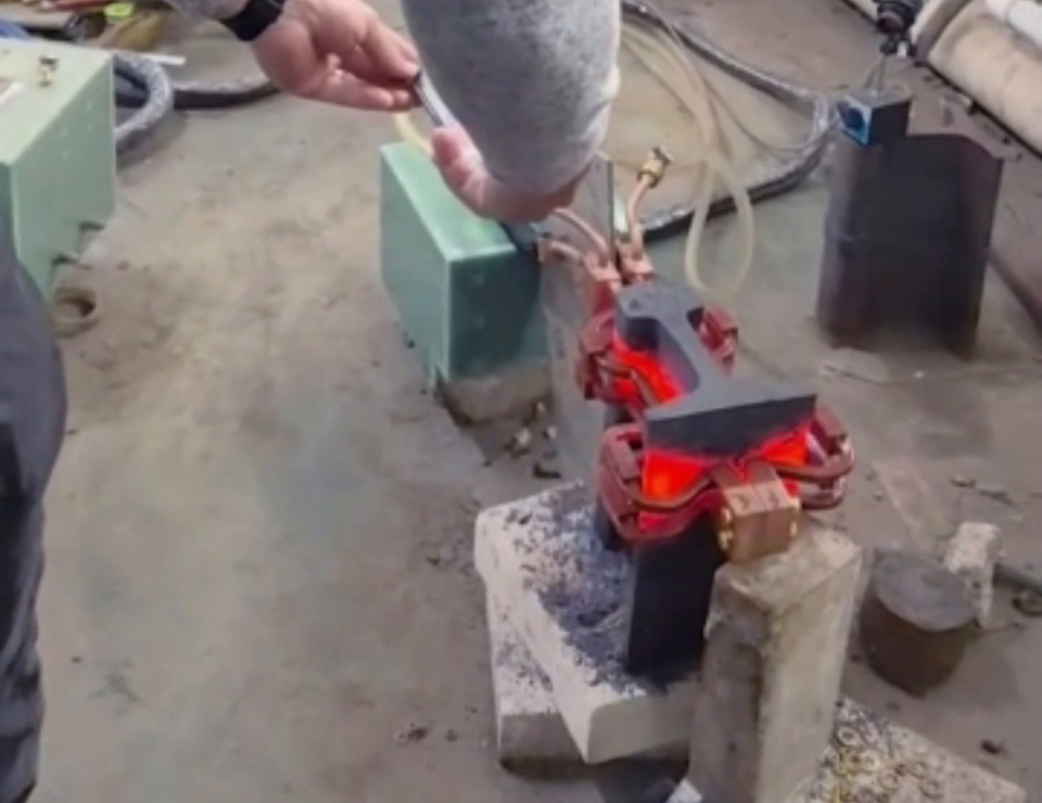 鋼軌正火工藝升級！海瑞拓中頻加熱機，高效賦能軌道鋼提質降本