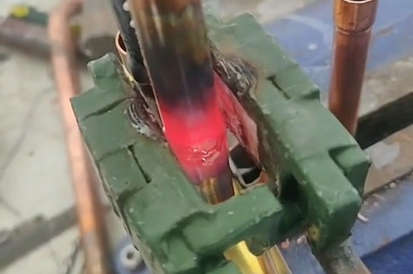 銅管焊接，四通閥接頭焊接銅管用手持式高頻焊機